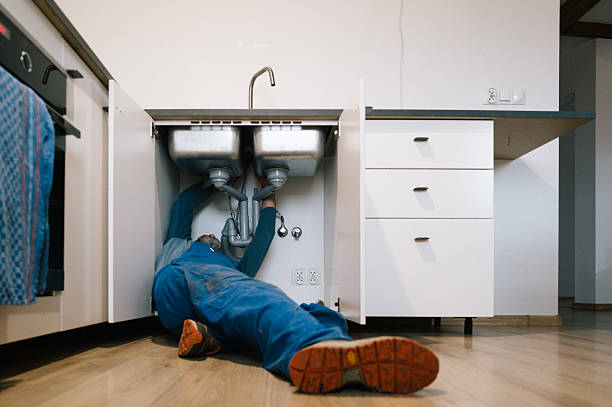 Professional Emergency Plumber technician working in Kerens, TX